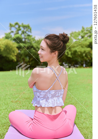 天然芝と青空の下、リゾート気分でヨガ&ピラティスをする女性 天然芝と青空の下、リゾート気分でヨガ&ピラティスをする女性 127601438