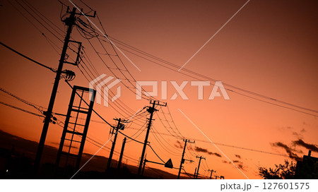 夕暮れの空と送電線 127601575