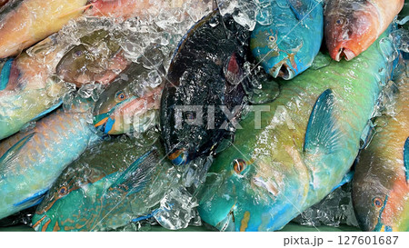 市場に並んだ新鮮でカラフルな沖縄の魚 127601687