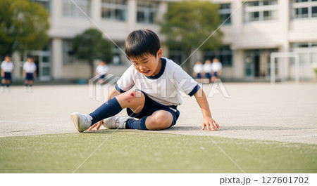 日常のケガ：体育の授業中に膝を擦りむいた小学生 127601702