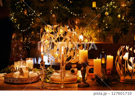 キャンドルとイルミネーション　キャンドルナイト　クリスマスイメージ　イメージ素材 127601710