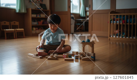 1人寂しく迎えを待つ園児:両親の残業による長時間保育 1人寂しく迎えを待つ園児:両親の残業による長時間保育 127601845