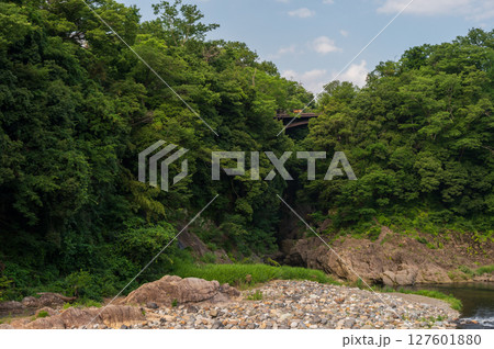 桂川にかかる猿橋 127601880