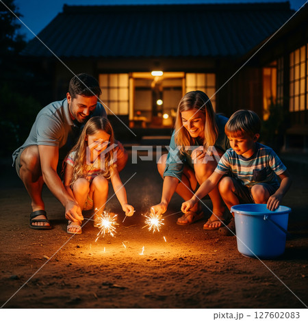 インバウンド観光客が満喫！日本の夏文化、家族で楽しむ手持ち花火 127602083