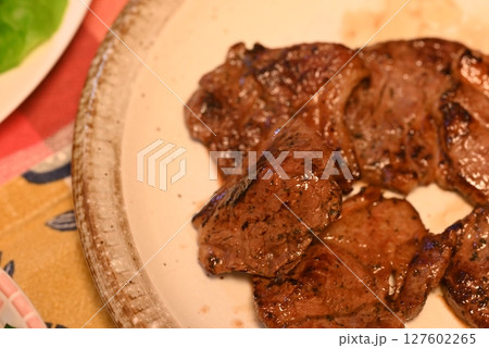 新鮮なラム肉の肩ロースの焼肉 新鮮なラム肉の肩ロースの焼肉 127602265