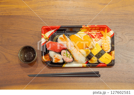 ひとり時間の食卓 テーブルに並んだ寿司 中 ひとり時間の食卓 テーブルに並んだ寿司 中 127602581
