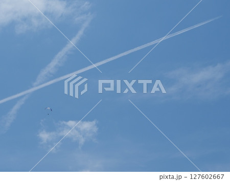 パラグライダーと飛行機雲 127602667