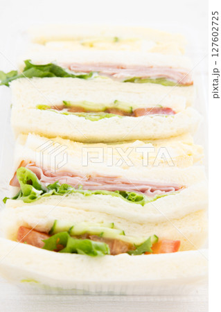 おいしいミックスサンド、ハムレタスサンド、たまごサンド、野菜サンド 127602725