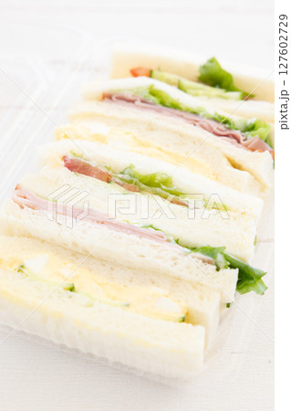 おいしいミックスサンド、ハムレタスサンド、たまごサンド、野菜サンド 127602729