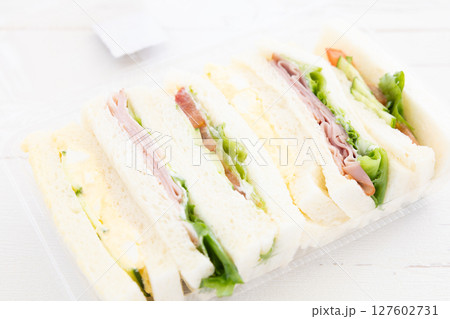 おいしいミックスサンド、ハムレタスサンド、たまごサンド、野菜サンド 127602731