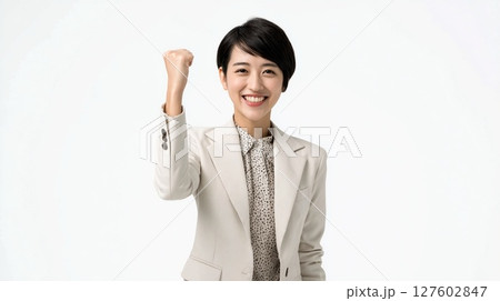 ガッツポーズをする女性 127602847