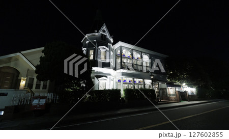 ライトアップされた夜の旧市街 127602855