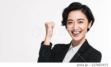 笑顔でガッツポーズをする女性 笑顔でガッツポーズをする女性 127602971