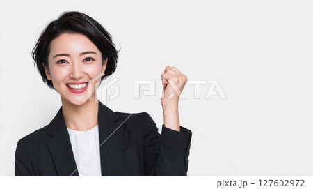 笑顔でガッツポーズをする女性 笑顔でガッツポーズをする女性 127602972