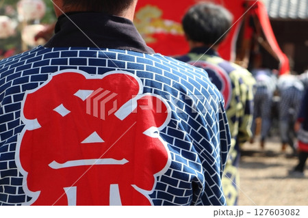 祭の法被を着た男性の背中 127603082