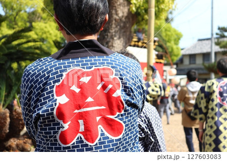 祭の法被を着た男性の背中 祭の法被を着た男性の背中 127603083