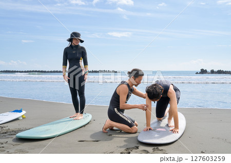 インストラクターがサーフィンの基礎動作を指導　サーフィンスクール　イメージ 127603259