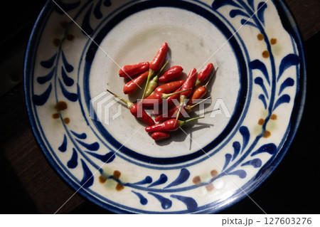 赤い唐辛子　 127603276