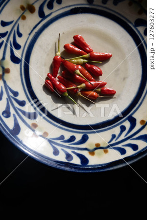 赤い唐辛子　 127603277