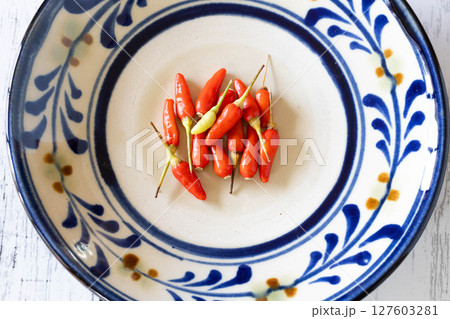 赤い唐辛子　 127603281