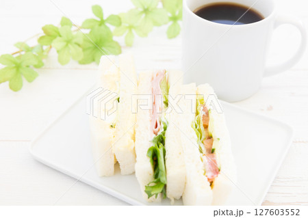 おいしいミックスサンド、ハムレタスサンド、たまごサンド、野菜サンドとコーヒー 127603552