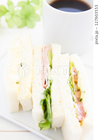 おいしいミックスサンド、ハムレタスサンド、たまごサンド、野菜サンドとコーヒー 127603553