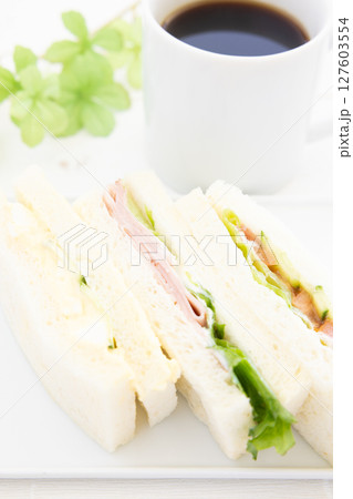 おいしいミックスサンド、ハムレタスサンド、たまごサンド、野菜サンドとコーヒー 127603554