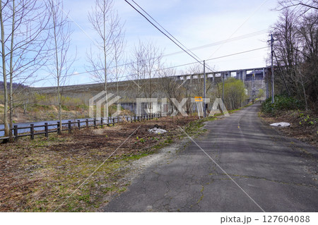 ダム下から見る忠別ダム 127604088