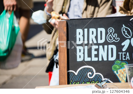 明るい日差しの下のカフェの店先に置かれた英語の看板 ロンドンのポートベロー・マーケットにて 明るい日差しの下のカフェの店先に置かれた英語の看板 ロンドンのポートベロー・マーケットにて 127604346
