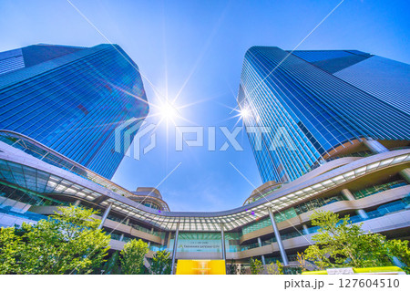 日本の東京都市景観　高輪ゲートウェイ駅前の高輪ゲートウェイシティなどを望む 127604510