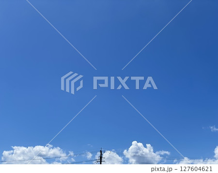 夏の青空と白い雲 127604621