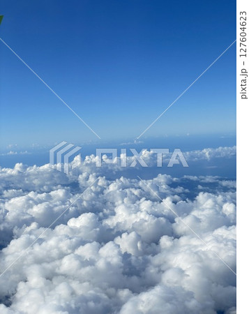 飛行機の中から見た雲の上の空 127604623