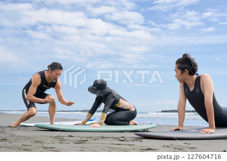 サーフィンの基礎動作を指導するインストラクター　サーフィン教室　イメージ 127604716