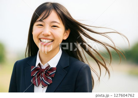 制服姿の女子高校生が見せる爽やかな笑顔 127604762