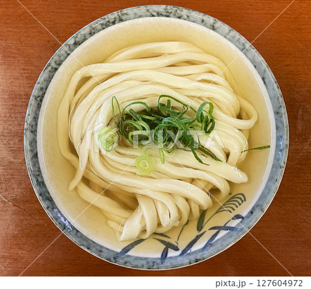 おいしそうなうどんの真俯瞰撮影写真 おいしそうなうどんの真俯瞰撮影写真 127604972