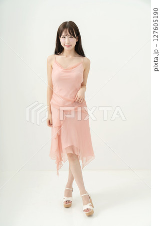ピンク色ドレスの若い女性 ピンク色ドレスの若い女性 127605190
