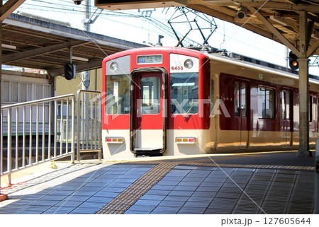 御所駅に停車する近鉄電車 御所駅に停車する近鉄電車 127605644
