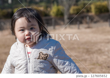 【相模原市立麻溝公園の芝生広場で遊ぶ1歳児】 【相模原市立麻溝公園の芝生広場で遊ぶ1歳児】 127605652