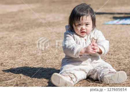【相模原市立麻溝公園の芝生広場で遊ぶ1歳児 座る】 【相模原市立麻溝公園の芝生広場で遊ぶ1歳児 座る】 127605654
