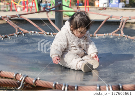【相模原市立麻溝公園の子どもの広場のトランポリンで遊ぶ1歳児】 【相模原市立麻溝公園の子どもの広場のトランポリンで遊ぶ1歳児】 127605661