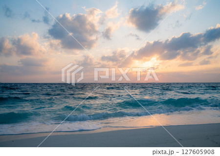 モルディブの海とコテージ 127605908