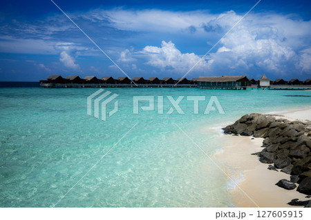 モルディブの海とコテージ 127605915