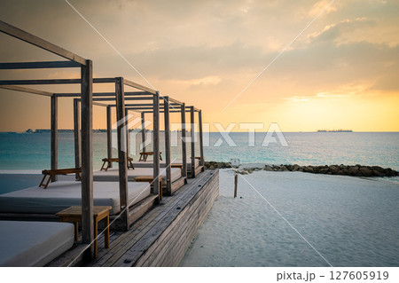 モルディブの海とコテージ 127605919