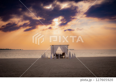 モルディブの海とコテージ モルディブの海とコテージ 127605920