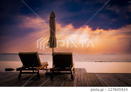 モルディブの海とコテージ 127605924