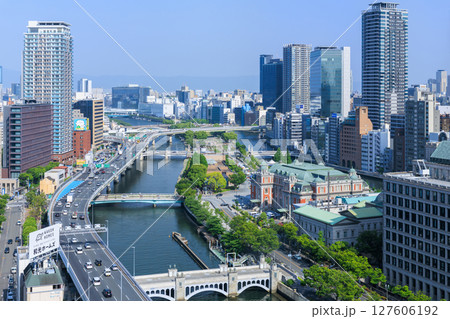 初夏の大阪中之島の風景 (大阪府大阪市北区) 127606192