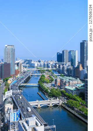初夏の大阪中之島の風景 (大阪府大阪市北区) 127606194