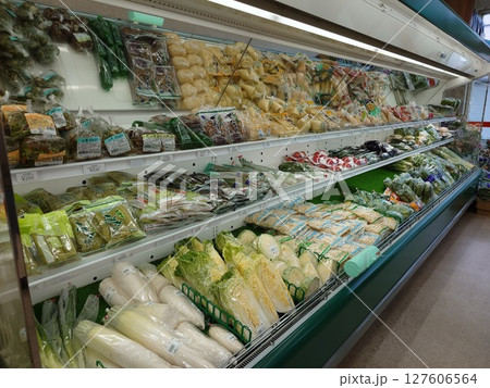 スーパーで売られている野菜 127606564