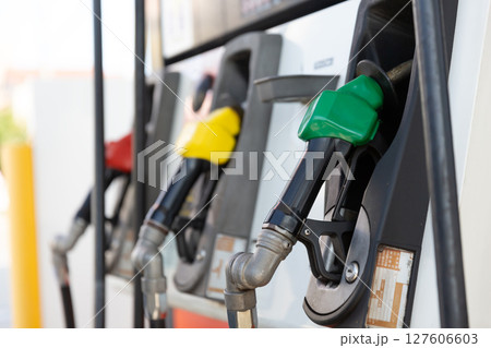 ガソリンスタンドの給油機 ガソリンスタンドの給油機 127606603