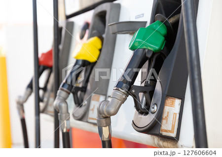 ガソリンスタンドの給油機 ガソリンスタンドの給油機 127606604